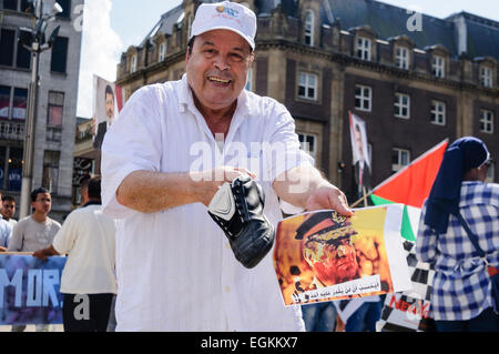 Amsterdam, Pays-Bas, 4 août 2013 - Un égyptien hits une photographie du Général Sisi avec une chaussure comme égyptiens se rassemblent pour protester contre l'enlèvement de Mohammed Morsi en tant que président de Eqypt Banque D'Images