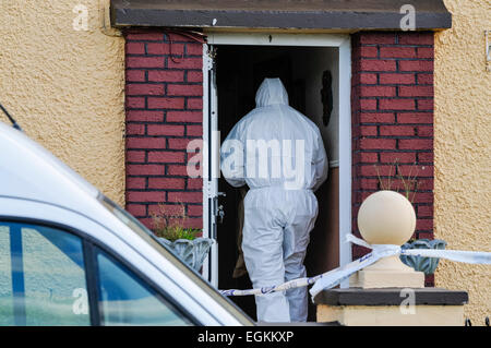 Bailieborough, comté de Cavan, République d'Irlande, 6 septembre 2013 - Un agent de police scientifique Garda se trouve à l'extérieur du domicile de 54 ans, Patricia Kierans où son corps a été découvert. Elle a été "violemment assassiné' Banque D'Images