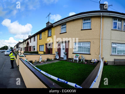 Bailieborough, comté de Cavan, République d'Irlande, 6 septembre 2013 - Un officier de garde se trouve à l'extérieur d'une maison à la suite d'un meurtre Banque D'Images