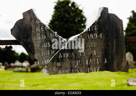 Belfast, Irlande du Nord. 8 Septembre 2013 - Plus de 200 tombes ont été victime de vandalisme et de destruction massive au cours des dernières semaines dans le cimetière de la ville Banque D'Images