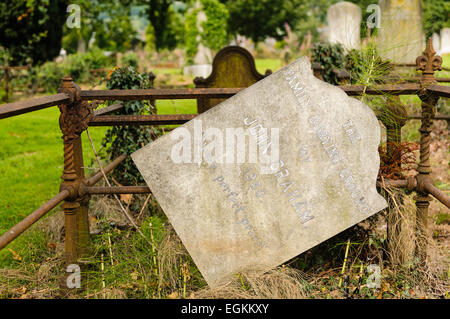 Belfast, Irlande du Nord. 8 Septembre 2013 - Plus de 200 tombes ont été victime de vandalisme et de destruction massive au cours des dernières semaines dans le cimetière de la ville Banque D'Images