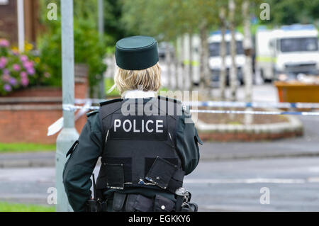 Belfast, Irlande du Nord. 11 septembre 2013 - Une femme officier PSNI garde le périmètre à une alerte à la bombe dans l'Ouest de Belfast Banque D'Images