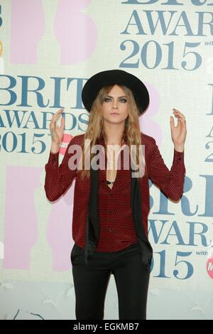 Londres, Royaume-Uni. Feb 25, 2015. Cara Delevingne modèle assiste au Brit Awards, britanniques, à l'O2 Arena de Londres, Grande-Bretagne, le 25 février 2015. Dpa : Crédit photo alliance/Alamy Live News Banque D'Images