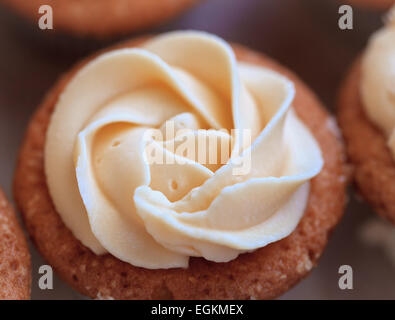 Coupe du gâteau-magenta close-up Banque D'Images