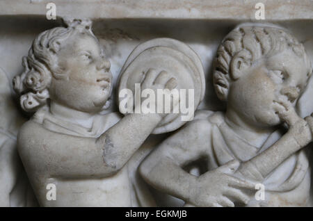 L'art romain du panneau avant du sarcophage orné d'un relief. Eros jouant des instruments musicaux. Musées du Vatican. Banque D'Images
