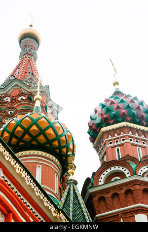 Moscou, Russie vue rapprochée des minarets de la Cathédrale St Basile à la Place Rouge. Banque D'Images