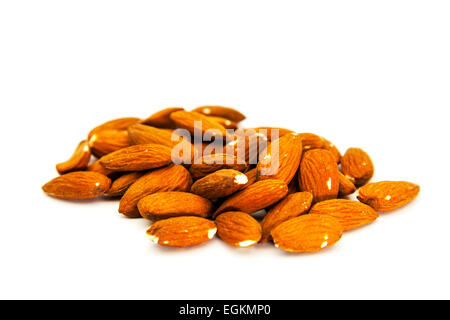 Les écrous d'amandes amandes décortiqués découpe découpe fond blanc copy space Banque D'Images