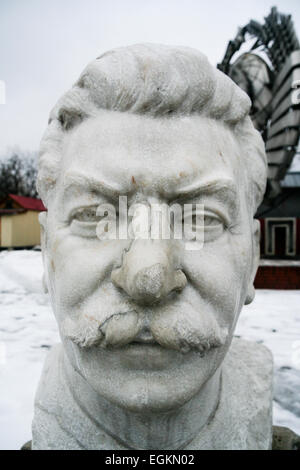 Moscou, Russie Un buste déclassés de Joseph Staline se trouve dans l'Armée déchue Monument Park. Banque D'Images