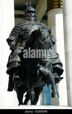 Oulan-bator, MONGOLIE Statue de Gengis Khan devant le Parlement, Sukhbaatar Square. Banque D'Images