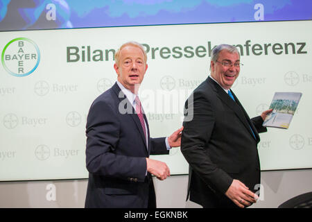 Chef de la direction de Bayer Marijn Dekkers et chef de la direction financière de la société Johannes Dietsch en conférence de presse sur les états financiers à Leverkusen, Allemagne, 26 février 2015. Bayer Groupe a présenté ses résultats financiers le 26 février 2015 à Leverkusen, en Allemagne, en disant leur 2014 Le bénéfice net a 3 426 millions d'euros contre 3 189 millions d'euros en 2013, soit une augmentation de 7,4  %. Les ventes ont été à 42 239 millions d'euros contre 40 157 millions d'euros en 2013, soit une augmentation de 5,2  %. Photo : afp/VENNENBERND ROLF Banque D'Images