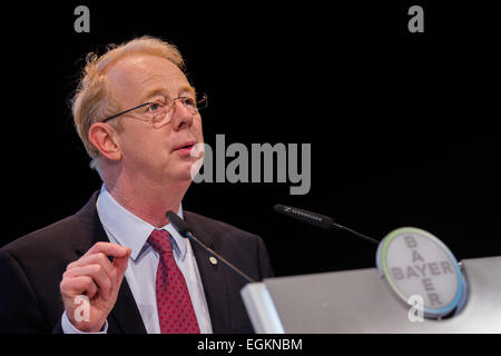 Bayer Marijn Dekkers Directeur de la société à l'conférence de presse sur les états financiers à Leverkusen, Allemagne, 26 février 2015. Bayer Groupe a présenté ses résultats financiers le 26 février 2015 à Leverkusen, en Allemagne, en disant leur 2014 Le bénéfice net a 3 426 millions d'euros contre 3 189 millions d'euros en 2013, soit une augmentation de 7,4  %. Les ventes ont été à 42 239 millions d'euros contre 40 157 millions d'euros en 2013, soit une augmentation de 5,2  %. Photo : afp/VENNENBERND ROLF Banque D'Images