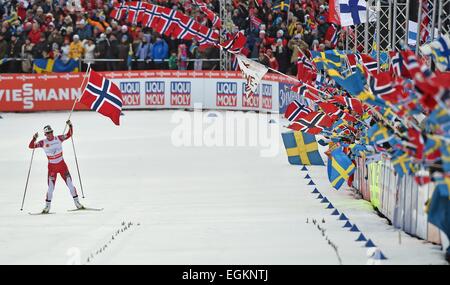 Falun, Suède. Feb 26, 2015. Marit Bjoergen de Norvège célèbre après avoir remporté le cross country women's 4x5 km relais compétition au Championnats du Monde de ski nordique à Falun, Suède, 26 février 2015. Photo : Hendrik Schmidt/dpa/Alamy Live News Banque D'Images