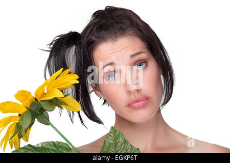 Portrait de la belle jeune femme avec une expression faciale humoristique, holding tournesol, isolated on white Banque D'Images