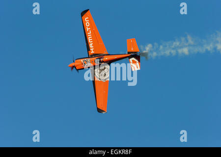 SPIELBERG, Autriche - 25 octobre 2014 : Nicolas Ivanoff (France) est en compétition dans la Red Bull Air Race. Banque D'Images