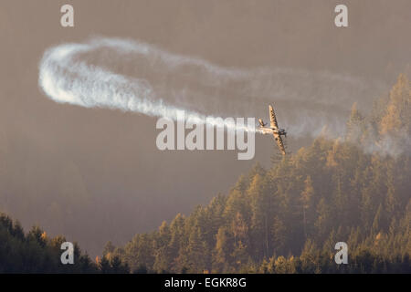 SPIELBERG, Autriche - 25 octobre 2014 : Hannes Arch (Autriche) est en compétition dans la Red Bull Air Race. Banque D'Images