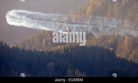 SPIELBERG, Autriche - 25 octobre 2014 : Nigel Lamb (Grande-Bretagne) est en compétition dans la Red Bull Air Race. Banque D'Images