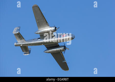 SPIELBERG, Autriche - 26 octobre 2014 : B-25 Mitchell flys dans un affichage de vol au cours de la Red Bull Air Race. Banque D'Images