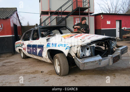 Vieux brisé jusqu'à la Cadillac une démo destruction derby courses course course banger derbys junk scrap american grand chute crashed Banque D'Images