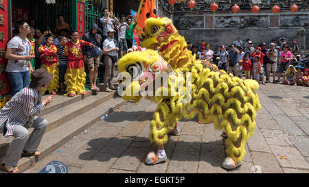 La Danse du Lion effectuée à la temple Thien Hau à Ho Chi Minh Ville pour célébrer le Nouvel An chinois Banque D'Images