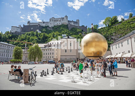 Place Kapitelplatz, balle jaune sculpture et Salzburg Salzbourg Autriche Château Banque D'Images