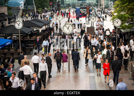 Occupé à Reuters Plaza à l'heure du déjeuner dans la région de Canary Wharf à Londres. Banque D'Images