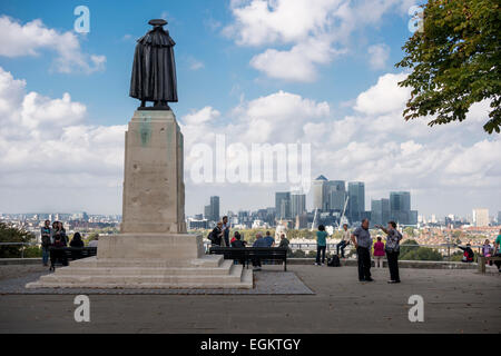 Les personnes bénéficiant de la vue panoramique de Carnary Wharf et le Royal Naval College de Greenwich Park, Londres Banque D'Images