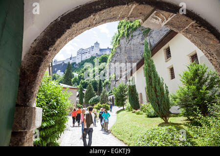 Vue sur Salzbourg château par une arche dans le cimetière Saint Pierre Salzbourg Autriche Banque D'Images