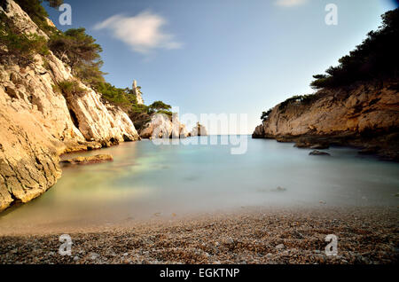 Une longue exposition sur la calanque Sugiton, près de Cassis, France Pose longue sur la calanque de Sugiton, près de Cassis, France Banque D'Images