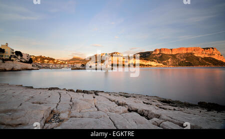 Coucher du soleil sur le port de Cassis, France Coucher de soleil sur l'entrée du port de Cassis, France Banque D'Images