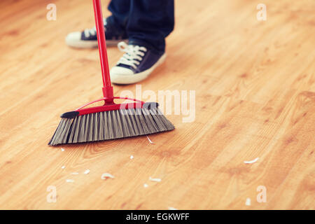 Close up of male brooming plancher en bois Banque D'Images