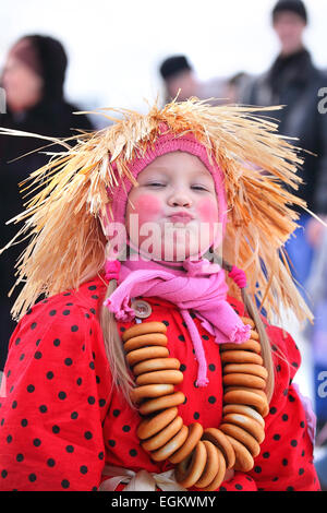 Bébé portant un costume du Brownie Banque D'Images