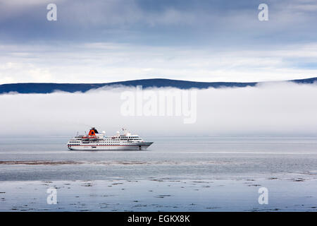 Atlantique Sud, îles Malouines, l'île de la carcasse, bateau de croisière MS Hanseatic avec banc de brouillard derrière Banque D'Images