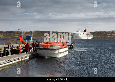 L'Atlantique Sud, Falklands, Stanley, MS Hanseatic, navire de croisière antarctique à la jetée d'offres Banque D'Images