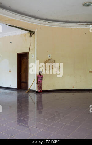 L'ancien roi Sihanouk's Mansion en haut de la colline à Kep, au Cambodge. Banque D'Images