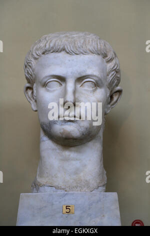 Tête colossale de l'Empereur romain Tibère (42 BC-37AD). En. 41-54 AD. De Veies. Musées du Vatican, 52043. Banque D'Images