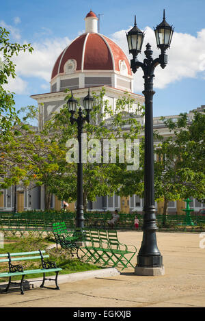 Cuba Cienfuegos Parque Jose Marti Antiguo Ayuntamiento gouvernement provincial assembly building avec toit emblématique vieux lampadaires Banque D'Images