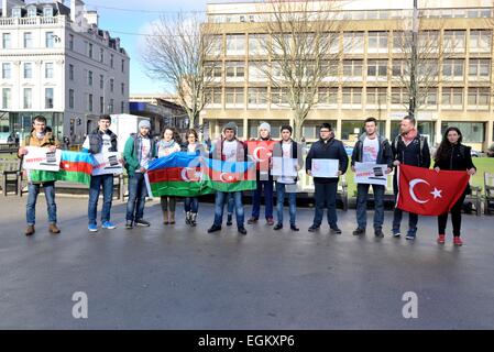 George Square, Glasgow, Ecosse, Royaume-Uni. 26 Février, 2015. Campagne nationale de sensibilisation à la justice pour Khodjala. Ces jeunes hommes et femmes se sont réunis dans le centre-ville de Glasgow pour sensibiliser à ce qu'ils décrivent comme la première guerre froide génocide qui a eu lieu au cours de l'année 1992 de Khojaly, Azerbaïdjan. Banque D'Images