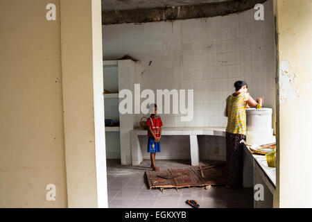 L'ancien roi Sihanouk's Mansion en haut de la colline à Kep, au Cambodge. Banque D'Images