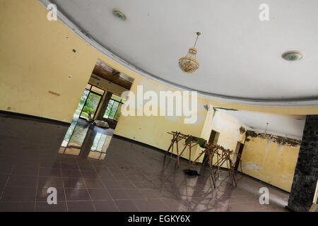 L'ancien roi Sihanouk's Mansion en haut de la colline à Kep, au Cambodge. Banque D'Images
