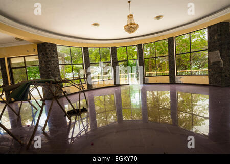 L'ancien roi Sihanouk's Mansion en haut de la colline à Kep, au Cambodge. Banque D'Images