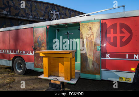 Werneuchen, Allemagne. Feb 26, 2015. La soi-disant 'vintage' chapelle de pasteur belge Werenfried van Straaten se trouve en face d'un hangar pour avions à Werneuchen, Allemagne, 26 février 2015. van Straaten a fondé l'organisme de bienfaisance "Kirche in Not' (Aide à l'Eglise en Détresse) en 1947 à l'appui expulsés allemands. L'organisme de bienfaisance en tournée avec ses 35 soi-disant 'Chapelle' par l'intermédiaire de l'Allemagne transport de secours entre 1950 et 1970. Le camion a été remis à la Fondation fédérale allemande 'Vol, expulsion, de réconciliation. Photo : Patrick Pleul/dpa/Alamy Live News Banque D'Images