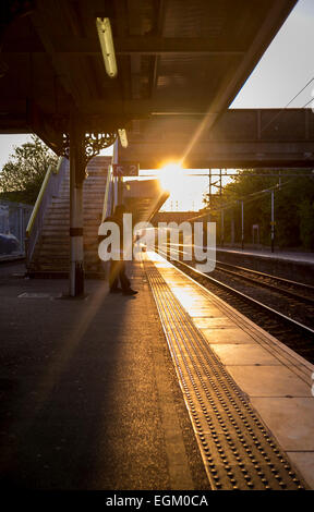 L'attente pour le train de banlieue sur la plate-forme vide Banque D'Images