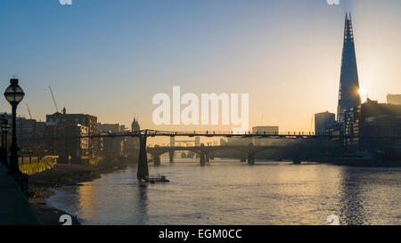 Le lever du soleil sur le Shard et Tamise. Banque D'Images