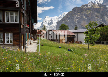 Une vue panoramique sur les montagnes et les maisons dans le village alpin de Murren, Suisse. Banque D'Images