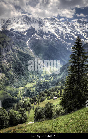 Une vue panoramique sur les montagnes et de maisons dans les villages alpins près de Murren, Suisse. Banque D'Images