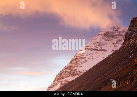 Superbe lever de soleil à Berufjörður, Berufjordur, est de l'Islande en février avec les nuages au-dessus des montagnes couvertes de neige - concept de fumeurs. Banque D'Images