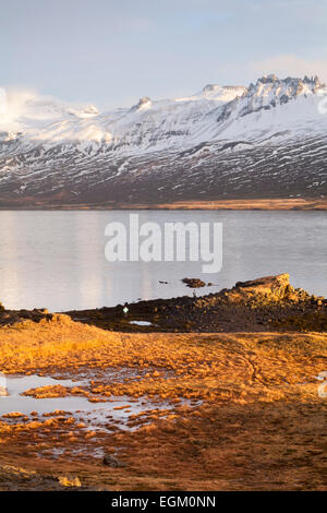 Early morning light apparaissant sur les montagnes à Berufjörður, Berufjordur, est de l'Islande en Février Banque D'Images