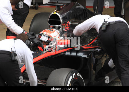 Barcelone, Espagne. Feb 26, 2015. McLaren Honda Jenson Button est assis dans sa voiture dans le garage © Plus Sport Action/Alamy Live News Banque D'Images