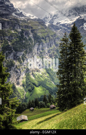 Une vue panoramique sur les montagnes et de maisons dans les villages alpins près de Murren, Suisse. Banque D'Images