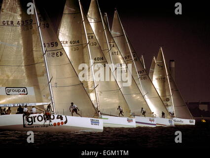 AJAXNETPHOTO. 1995. COWES, en Angleterre. - ADMIRAL'S CUP - Trophée KENWOOD - DÉBUT DE COURSE DANS LE SOLENT CÔTÉ DU ROYAL YACHT SQUADRON. PHOTO : JONATHAN EASTLAND /AJAX Banque D'Images